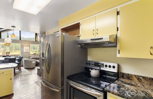 Newport House | Garden Cottage Getaway on the Pend Oreille River! Pet-Friendly! Water Access!