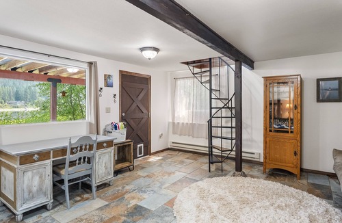Newport House | Garden Cottage Getaway on the Pend Oreille River! Pet-Friendly! Water Access!