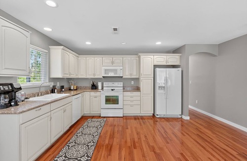 Garden Home-Whitford House | GardenHome Getaway, Near Golf & Wine Country
