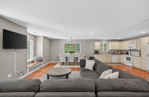 Garden Home-Whitford House | GardenHome Getaway, Near Golf & Wine Country