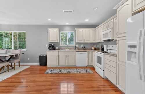 Garden Home-Whitford House | GardenHome Getaway, Near Golf & Wine Country