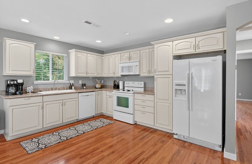 Garden Home-Whitford House | GardenHome Getaway, Near Golf & Wine Country