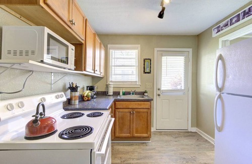 Midtown Apartment | Gated Memphis Stay | Steps from Overton & Dining