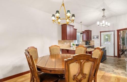 Coeur d'Alene House | Gated Retreat, Sleeps 8, Professional Kitchen, Fireplace, DreamCloud Mattresses