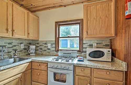 Charlevoix Cabin | Gateway to Boyne Mtn! 'Nestle by Lake' Cottage