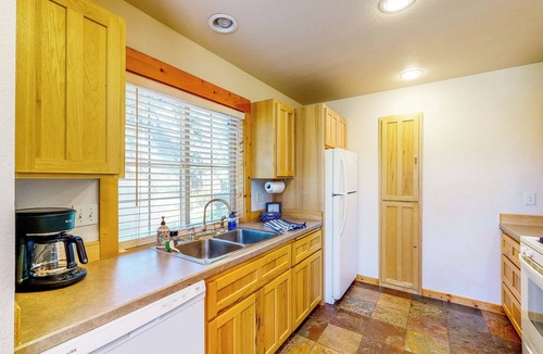 Klamath Falls House | Gateway to Crater Lake! Resort Retreat w/Pool