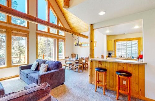 Klamath Falls House | Gateway to Crater Lake! Resort Retreat w/Pool