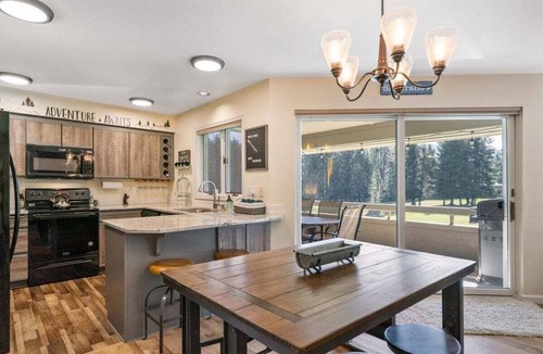 Leavenworth Condo | Get Lost Guest House - Sweeping Views of Fairways