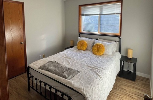 Coupeville House | Getaway in Admirals Cove; fireplace, private beach