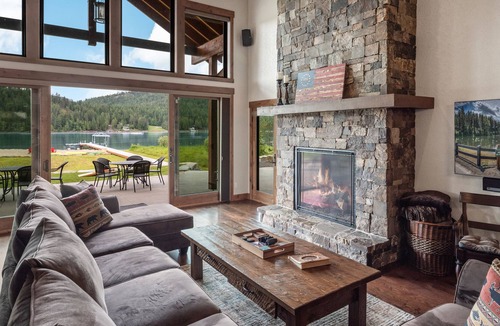 Dover Bay House | Getaway Lodge at Dover Bay Waterfront