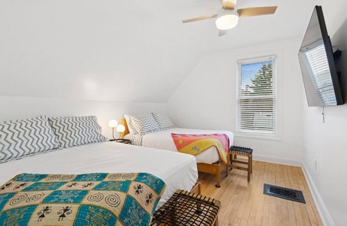 Irving Park House | Giant 5BR, Pool Table, 15 min to Cubs & Mag Mile