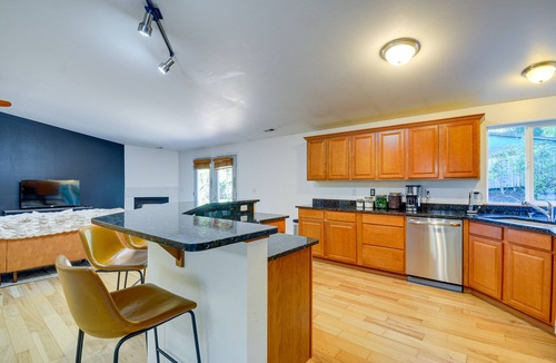 Artondale House | Gig Harbor Vacation Rental w/Private Hot Tub!