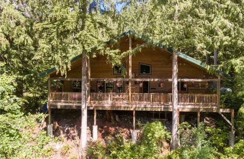 Glacier Cabin | Glacier Creek and Forest View, Hot Tub on Covered Deck
