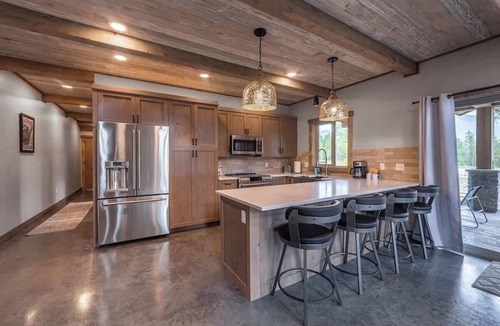 Coram Condo | Glacier Park 2BD Condo BBQ Hot Tub Easy Access GNP