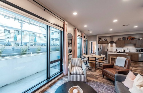 Edgehill Condo | Glam Downtown Retreat w/Pool | Girls’ Trips & Bachelorettes | Sleeps 8