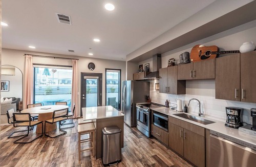 Edgehill Condo | Glam Downtown Retreat w/Pool | Girls’ Trips & Bachelorettes | Sleeps 8