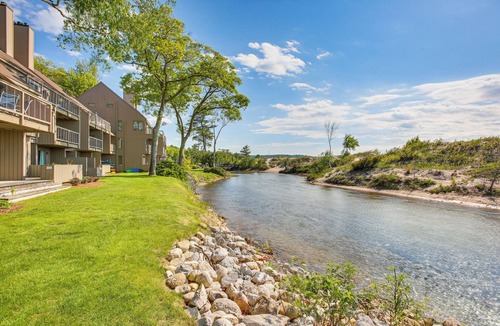 Maple City Apartment | Glen Arbor Riverfront Retreat: Steps to Beach!