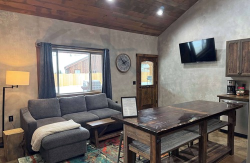 Coram Condo | GNP Explorers Stay Here–2bd/1ba K/Q Bed-7mi To GNP
