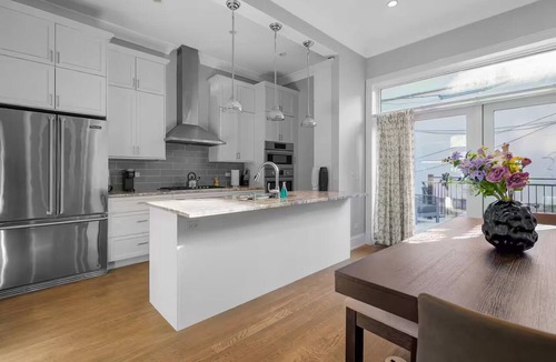 Near North Side House | Gold Coast Pristine 5BR - 3.5BA - Patio - Parking
