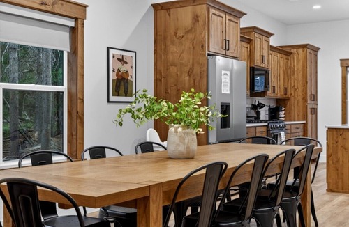 Island Park Villa | Golden Pines | 20min to Yellowstone, Hot Tub, Luxe Home, BBQ, EV!