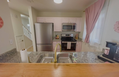 University District House | Golden Rose Townhome, 2br-2.5ba Near UofM/Highland Strip