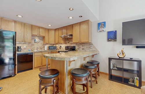 Elkhorn Village Condo | Golf Course Condo - Dog Friendly w/Community Pool, Hot Tub & Tennis Courts