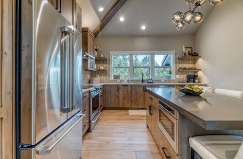Redmond House | Golf-Front Luxury | 3 King Suites | Private Hot Tub | Eagle Crest Resort