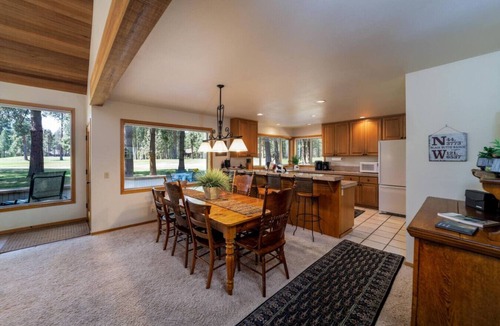 Black Butte Ranch House | Golf View Retreat | Hot Tub, 3 Kings & Pool Table
