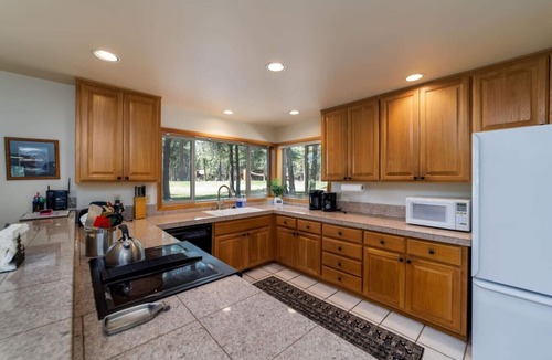 Black Butte Ranch House | Golf View Retreat | Hot Tub, 3 Kings & Pool Table
