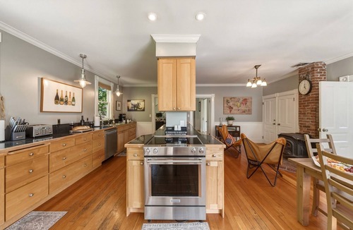 Walla Walla House | Gorgeous 1902 Craftsman-EV Charger-Lush Grounds-Walk to Main Street-Dogs OK