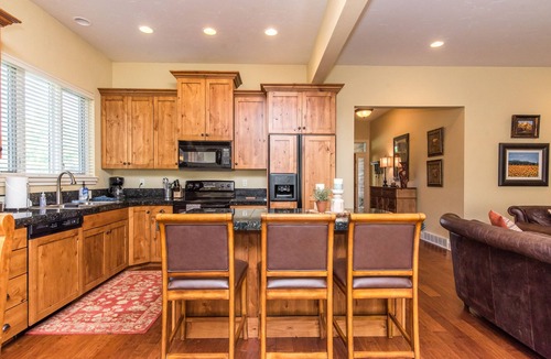 Eden House | Gorgeous 3-story home, private hot tub