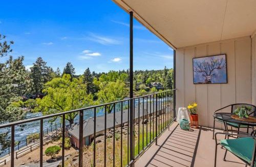 Bend House | Gorgeous Condo With River View - Pool and Hot Tub
