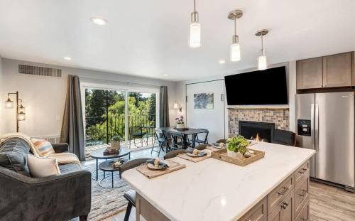 Bend House | Gorgeous Condo With River View - Pool and Hot Tub
