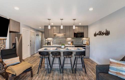 Bend House | Gorgeous Condo With River View - Pool and Hot Tub