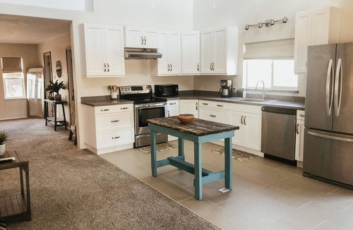 Eagle House | Gorgeous custom cabin near downtown Eagle!