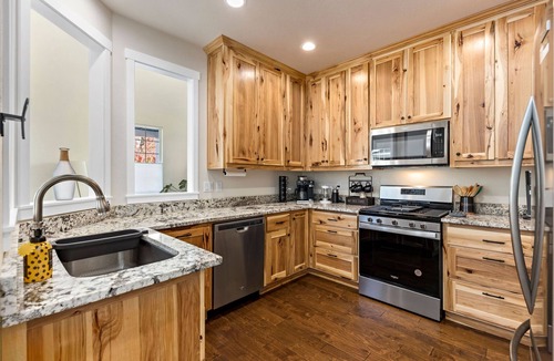 Grants Pass House | Gorgeous home with main room king bed, 4 person hot tub & EV charger
