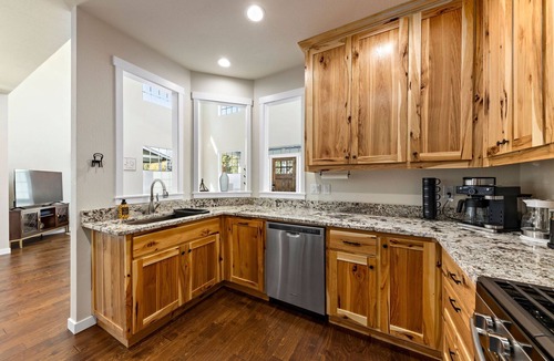 Grants Pass House | Gorgeous home with main room king bed, 4 person hot tub & EV charger