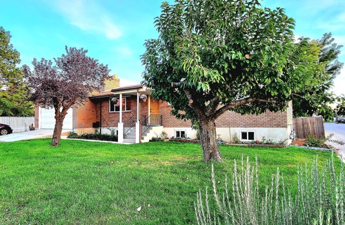 Sunset Heights House | Gorgeous island-themed retreat sleeps 30 in Orem, UT!