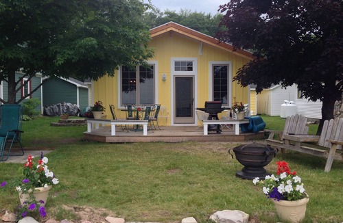Pellston Cabin | Gorgeous Lakeside- BeachBucket-sandy kid friendly, happy spot+add Lil’Red Cabin