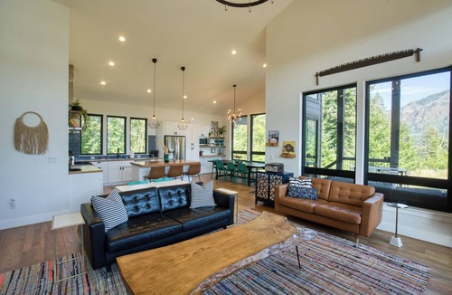 Stevenson House | Gorgeous pet friendly home with breath taking views, hot tub and fire pit