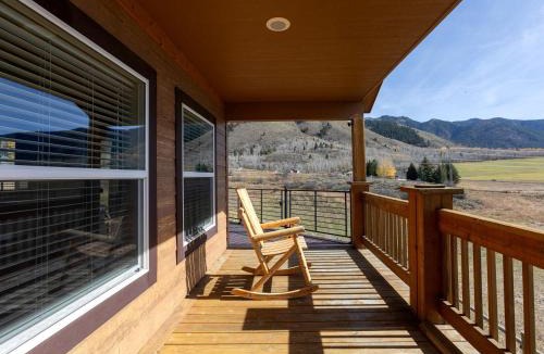 Etna Villa | Gorgeous Secluded Villa with Hot-tub, Fire Pit and Games in Etna, Wyoming
