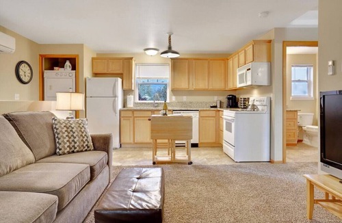 Albany Apartment | Gorgeous Upstairs Apartment very close to Hospital
