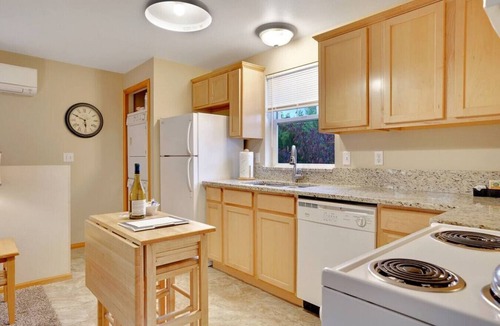 Albany Apartment | Gorgeous Upstairs Apartment very close to Hospital
