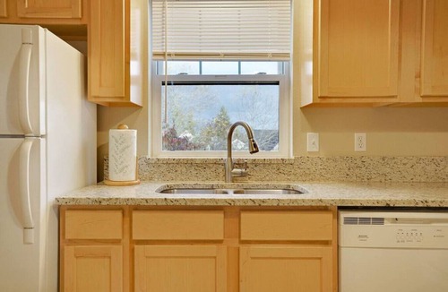 Albany Apartment | Gorgeous Upstairs Apartment very close to Hospital