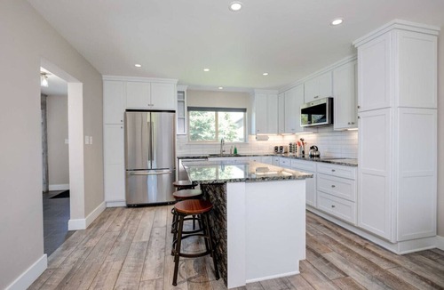 Big Sky Villa | Gorgeous Vacation Chalet: Hot Tub, Wood Stove