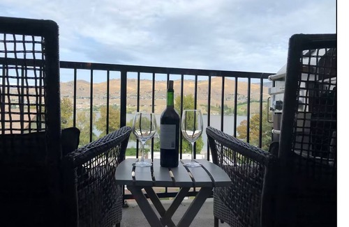 Chelan Condo | Gorgeous Views of Lake Chelan - Top-floor 2BD/2BA Condo—Steps to Park & Water