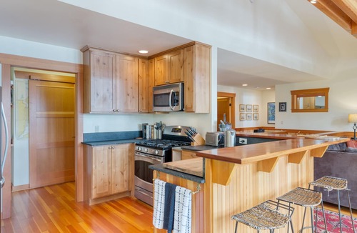 Langley Cabin | Goss Lake Chalet by AvantStay | Lakefront w/Dock, Fire Pit, Outdoor Dining Area