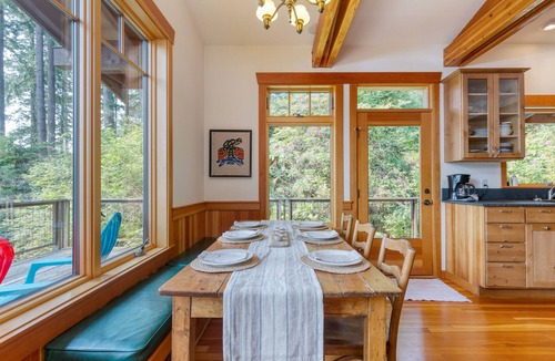 Langley Cabin | Goss Lake Chalet by AvantStay | Lakefront w/Dock, Fire Pit, Outdoor Dining Area