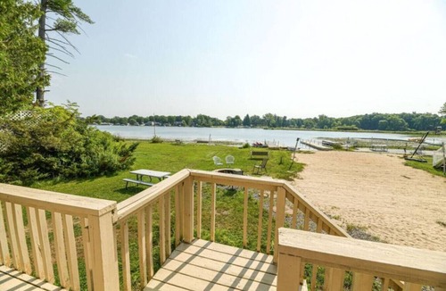 Grand Rapids Apartment | Gr Campau cottage 1 bed · Lakefront hot swim pool spa cottage