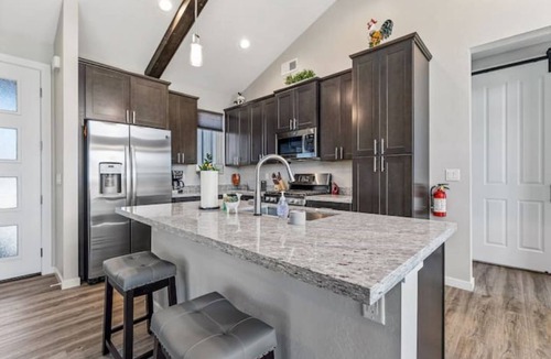 Williams House | Grand Canyon Getaway - Spacious 2BR/2BA Home - Next to golf course - Game room